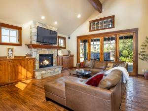 Suncadia 3 Bedroom Rustic Corner Home