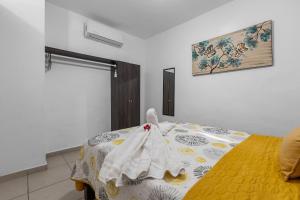 Modern Pool Side, 3 Bdrm House with parking