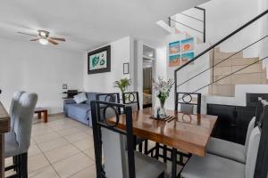 Modern Pool Side, 3 Bdrm House with parking