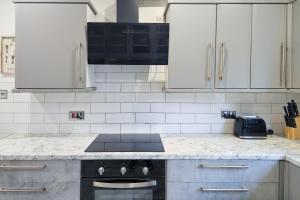 Massive and Stylish 5 Bed House - Sleeps 13 - Free Parking