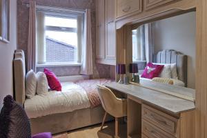 Massive and Stylish 5 Bed House - Sleeps 13 - Free Parking