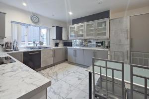 Massive and Stylish 5 Bed House - Sleeps 13 - Free Parking