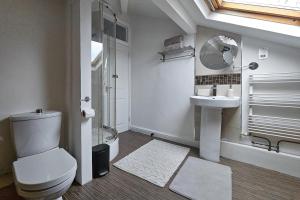 Massive and Stylish 5 Bed House - Sleeps 13 - Free Parking