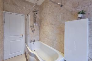 Massive and Stylish 5 Bed House - Sleeps 13 - Free Parking