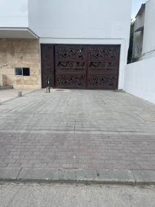 Lovely Suite steps away from the airport and beach