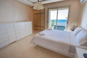 Beachfront apartment & pool