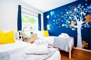 Cheerful 3BR Bar, Jacuzzi & Kids Treehouse