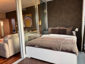 Family apartment with the view of the old town Prague city with free parking