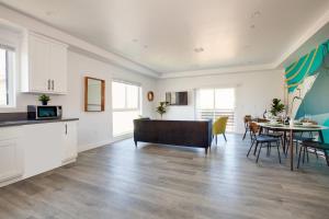 Luxury Townhome with Gated Parking and Private Balcony