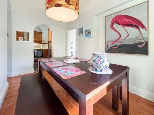 Kirribilli Gem - Retro Chic Spacious 2BR with Secure Garage