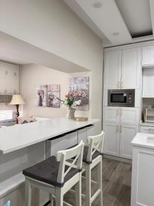 Modern Apartment, Untouched & Ready to Stay