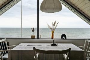 Home With Views And Walking Distance To Nature