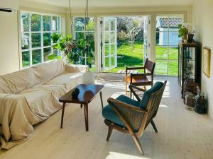 Cottage With Glass Porch By Apelviken Beach