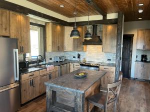 Private Wooded Setting with Views, Fire Pit, Hot Tub