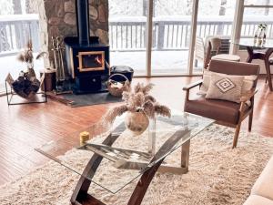 Wildland Aerie at Treehaus with Creekside Hot Tub Pets OK