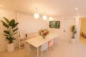 AREX # Queen Bed 5 #10 people # Airport Railway Station # Triple Station # Hong dae # seoul #3room # DMC # bnb