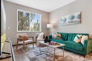 5-Star Irvine | Luxe 2BR w Pool, Gym & Parking