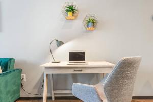 5-Star Irvine | Luxe 2BR w Pool, Gym & Parking