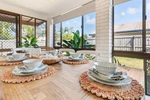 Walk to lake and beach home in Sunshine Coast