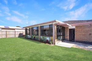 Walk to lake and beach home in Sunshine Coast