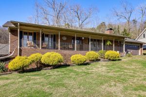 3 Mi to Ruby Falls The Downer House with Yard