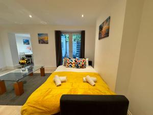 Camden High St Next to Metro cozy 1bed for 4