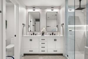 Luxury Gulf-View 3BD Condo! Free Beach Chairs! by Dolce Vita Getaways PCB