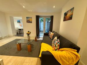 Camden High St Next to Metro cozy 1bed for 4