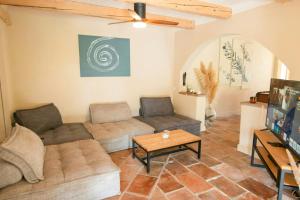 Provençal Farmhouse In Preserved Natural Setting