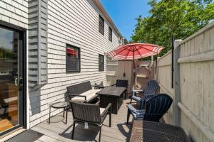 *NEW* West End Artsy Gem, Private Patio, Parking