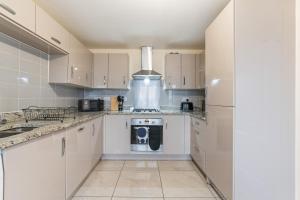 Spacious 4-Bed Home Near Cribbs & Bristol