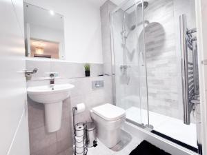 Stylish 2 Bed 2 Bathroom Apartment Free Parking & Fast Wifi