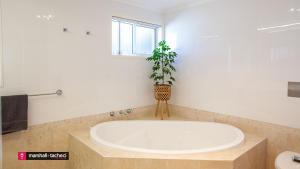 Montaview 24 Mumbulla Street Holiday house, pet friendly Bermagui