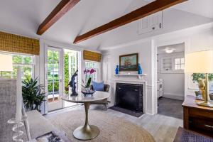 Sunny Beachfront Condo w Parking - Ptown West End