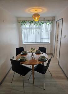 Modern Quiet Cosy Home next to main cities & towns