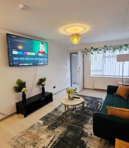 Modern Quiet Cosy Home next to main cities & towns