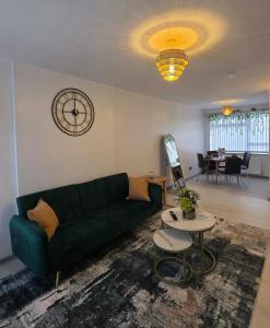 Modern Quiet Cosy Home next to main cities & towns