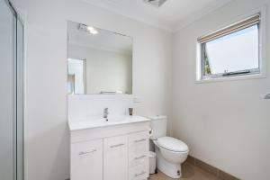 Relaxed 2BR 2BTH Apartment with Balcony & Parking