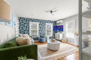 Bright and Modern Condo w Patio, Parking, AC