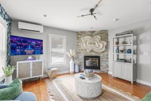 Bright and Modern Condo w Patio, Parking, AC