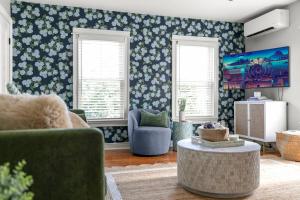 Bright and Modern Condo w Patio, Parking, AC