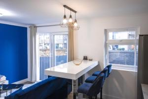 Central London 4BR Home with Parking and Garden