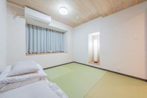 木の温もりを感じる 4つのベッド 広々クローゼットトイレ2つ 駅徒歩5分