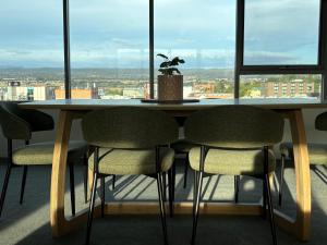 Sebel Top Floor Apartment - 5 minute walk to Foo Fighters Concert