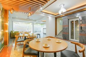 Collection O Corporate Suite Near Omaxe Celebration Mall