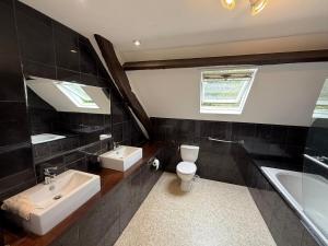 Luxury rural farmhouse retreat ideal for families with a jacuzzi hot tub