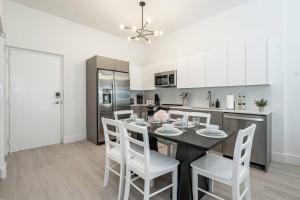 Classy 2BR2BA Oasis • Beach • Pool • Parking • EV