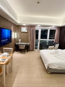 Canal View Luxury Stay, Massage Chair, Office Desk