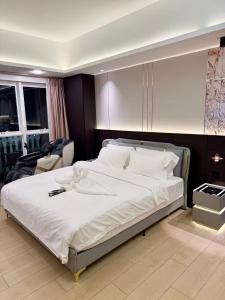 Canal View Luxury Stay, Massage Chair, Office Desk