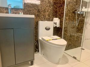 E01 Arcadia Beach Boutique 2-Bedroom Apartment, Big TV, Netflix, Washer & Dryer